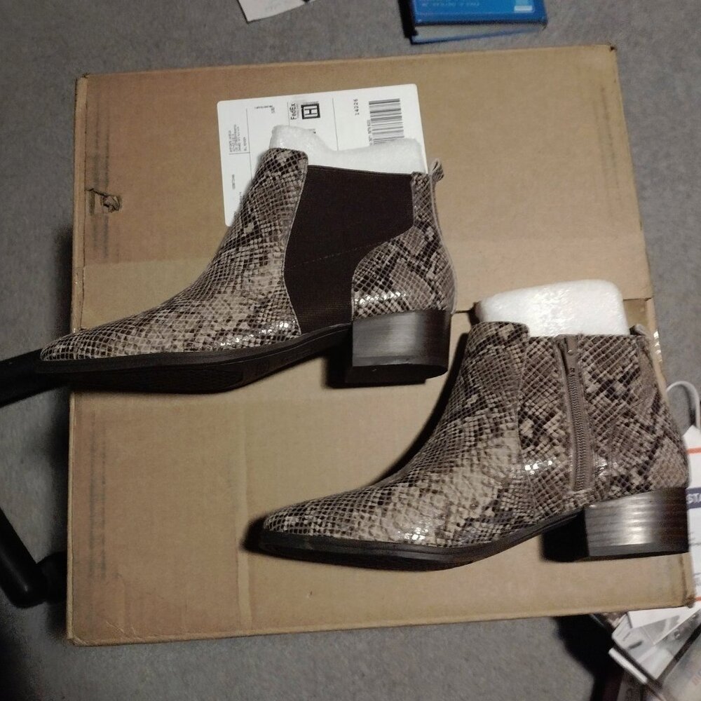 NWOT Aerosoles ladies faux snake skin ankle boots Size 8